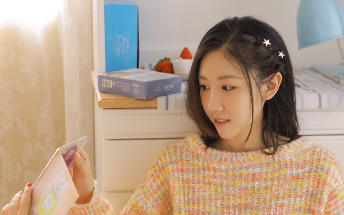 武汉渡江节：两千余名中外“泳士”搏浪长江